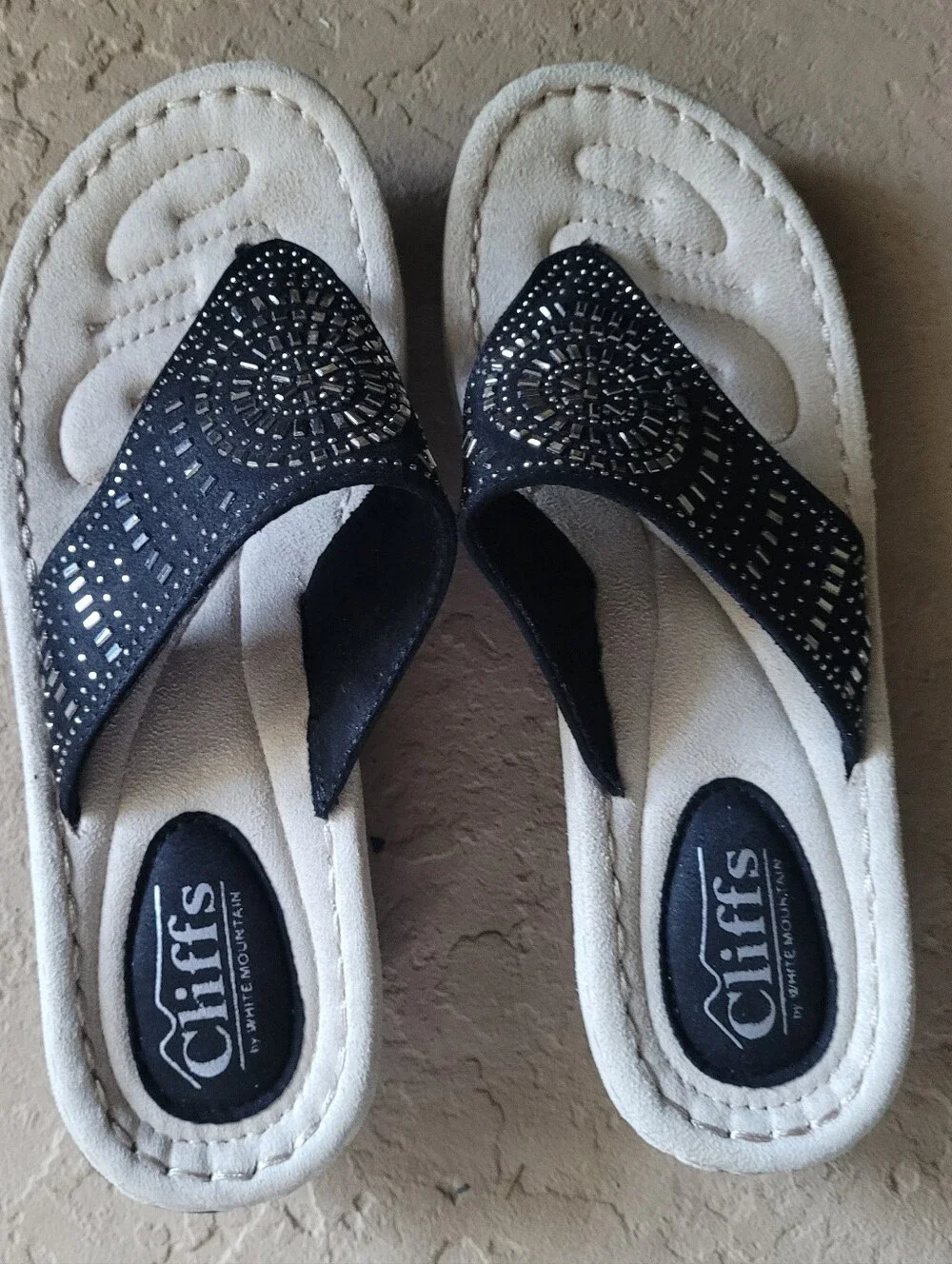 Size 8 M Cliffs by White Mountain Cienna Thong Black Fabric Women Sandals